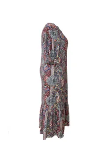 Vue latérale d'une robe longue bohème imprimée cachemire et coupe cintrée