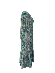 Vue de profil d'une robe longue à imprimé paisley bohème montrant la silhouette.