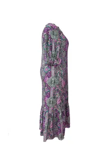 Vue latérale d'une robe longue à motif paisley violet avec manches volantées et ourlet irrégulier