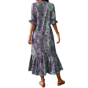 Robe longue élégante à imprimé paisley avec manches et ourlet à volants en violet