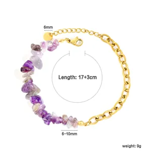 Vue détaillée du bracelet en améthyste violette avec paramètres de chaîne dorée