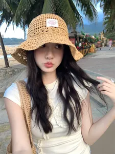 Sombrero de paja calado para mujer con parche de corazón para el sol y look veraniego chic
