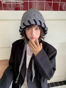 Detailansicht der grauen farbblock gestrickten Balaclava mit langen Trägern am Model