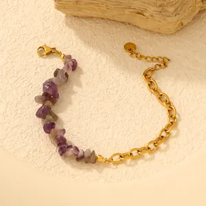 Vue détaillée d'un bracelet chic en éclats d'améthyste et chaîne en acier inoxydable doré