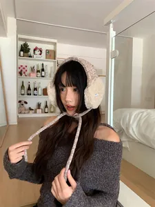 Détail d'un cache-oreilles en peluche tricoté de style coréen porté par un mannequin