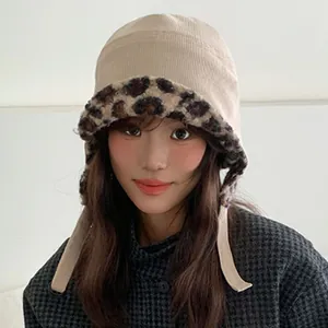 Stijlvolle pluchen vliegersmuts met luipaardprint voor de winter met oorkleppen.