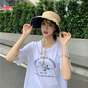 Mannequin asiatique portant une visière élégante en lin beige pour la protection solaire.
