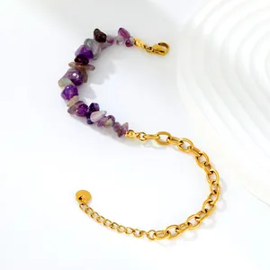 Vue détaillée d'un bracelet en cristal naturel violet avec une chaîne dorée élégante