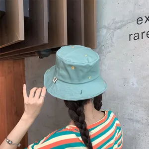 Elegante sombrero de pescador verde menta bordado para mujer con ala para el sol.