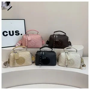 Detailansicht von fünf modischen gewebten Handtaschen in verschiedenen Sommerfarben