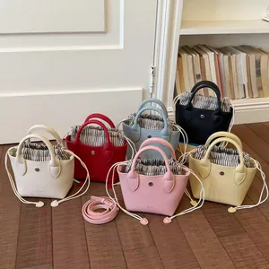 Une collection de mini sacs seaux colorés avec doublure à cordon dans un cadre chaleureux.
