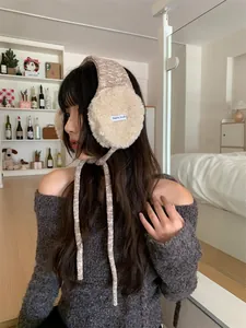 Gros plan d'une femme portant des cache-oreilles en peluche de style coréen douillets