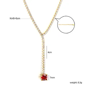 Gouden Y-vormige ketting met witte kristallen en rode edelsteen hanger met maten