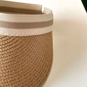 Détail macro en gros plan d'une visière en paille tressée avec bandeau élastique rayé