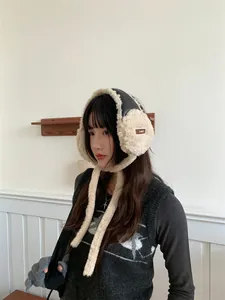 Cache-oreilles en peluche coréens avec lanière en cuir, détail de la texture douce.