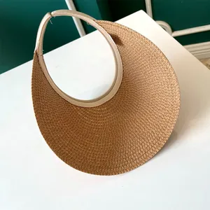 Vue rapprochée d'un serre-tête visière en paille tressée fine pour une protection solaire.