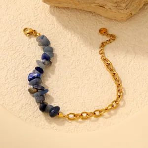 Vue détaillée du bracelet avec des pierres de cristal bleu et sa chaîne dorée.