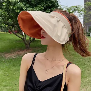 Schicker wendbarer Damen-Sonnenhut mit breiter Krempe für UV-Schutz im Naturpark-Setting