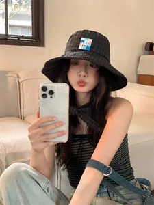Elegante cappello da pescatore a scacchi nero per donna con toppa floreale e laccetto moda