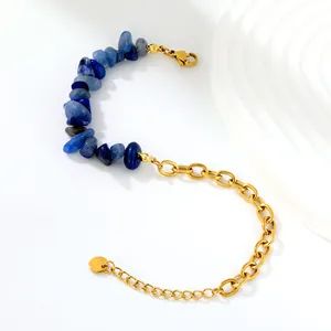 Vue détaillée d'un bracelet élégant en acier doré avec pierres naturelles bleues