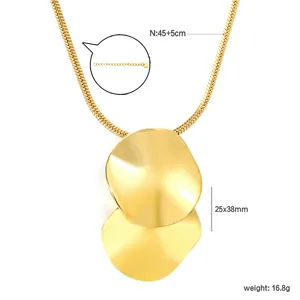 Vue détaillée du collier avec pendentif disque doré irrégulier, dimensions et poids