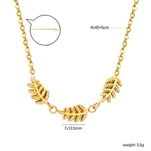 Vista dettagliata della collana con ciondolo a foglia oro 18K con peso e dimensioni