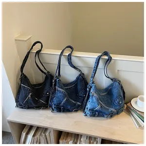 Lot de trois sacs bandoulière en denim rétro disponibles en noir, bleu foncé et bleu clair.