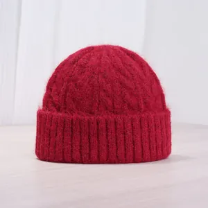 Gorro de punto rojo vino grueso con textura suave y dobladillo acanalado para invierno