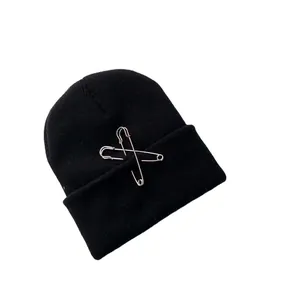 Berretto in maglia nero alla moda stile hip-hop decorato con spille da balia argentate.