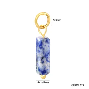 Vue détaillée d'un pendentif en pierre naturelle bleue, 4x13,5 mm et poids 0,9 g