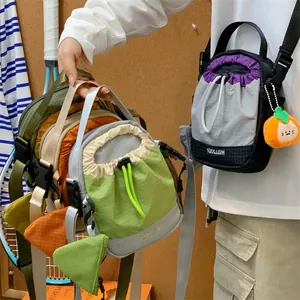 Variété de sacs à bandoulière légers avec cordon pour téléphone en couleurs vives.