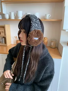 Gros plan d'une femme portant des cache-oreilles d'hiver en peluche de style coréen