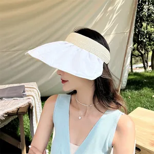 Πλάγια όψη κομψού γυναικείου καπέλου με φαρδύ γείσο για καλοκαιρινή προστασία