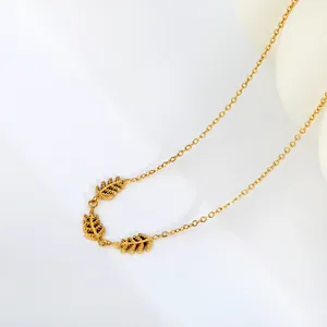 Primo piano di un elegante collana con pendente a foglia placcata in oro 18 carati.