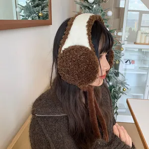 Cache-oreilles en peluche marron pour femmes avec lacets réglables pour la chaleur hivernale.