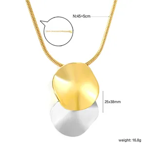 Vue détaillée du collier à pendentif disque irrégulier bicolore avec dimensions