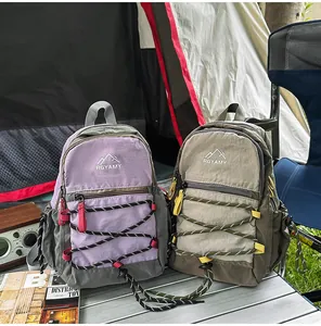 Detailansicht der leichten Outdoor-Wanderrucksäcke in den Farben Violett und Khaki