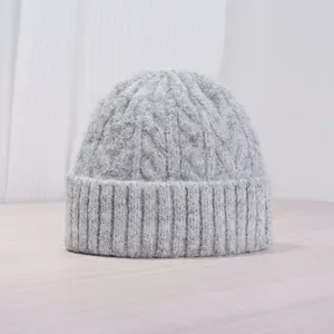 Gorro de punto gris claro con patrón trenzado para el calor en el invierno frío