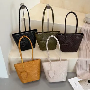 Presentatie van elegante geweven draagtassen in vijf kleuren voor chic dagelijks gebruik