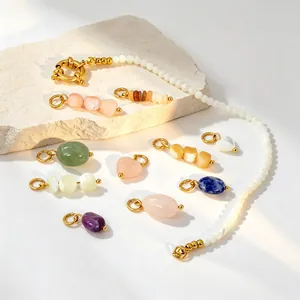 Sélection de divers pendentifs en pierre naturelle et collier en perles pour bijoux DIY.