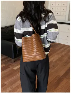 Bolso de hombro tipo cubo tejido en color marrón minimalista para mujer para el día