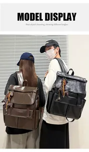 Deux sacs à dos en cuir rétro noir et marron portés par modèles en tenue décontractée