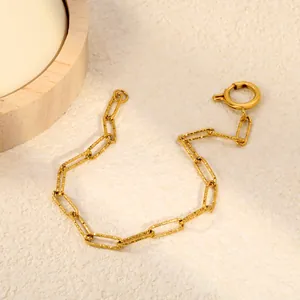 Détail d'un bracelet à maillons en acier inoxydable plaqué or 18 carats texturé.