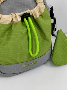 Detailopname van het functionele trekkoordvak aan de groene outdoor crossbody telefoontas