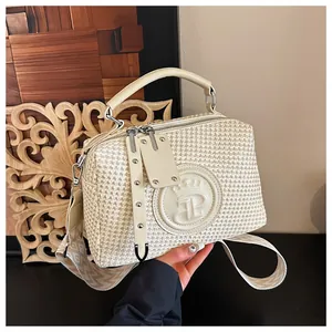 Elegante cremefarbene gewebte Handtasche mit Kronenlogo und geometrischem Gurt