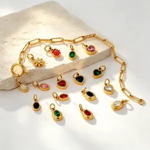 Magnifique collection de breloques en zircone colorées et chaîne dorée pour bijoux DIY.