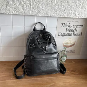Detailansicht des modischen schwarzen Lederrucksacks mit silbernen Nieten.