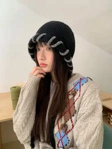 Modische schwarz-grau gestreifte Balaclava-Strickmütze für Damen im Winterlook