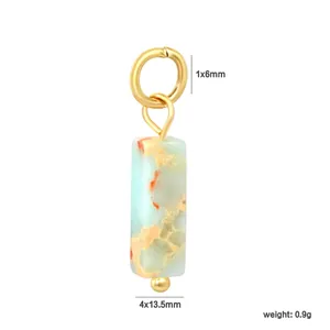 Gros plan d'un pendentif en pierre naturelle rectangulaire avec dimensions 4x13,5 mm