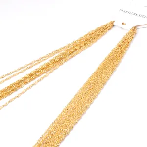 Détail en gros plan de la chaîne à vagues en acier inoxydable doré, texture fine